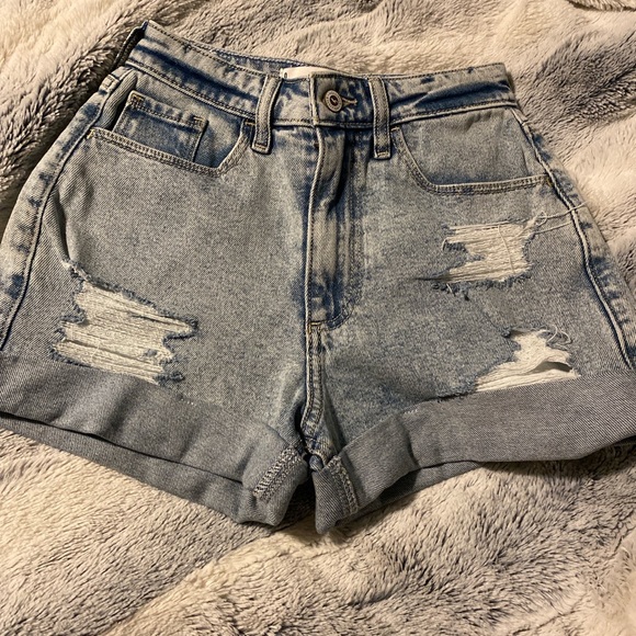 Curvy Ultra High-Rise Mom Short 3” from Hollister - Picture 1 of 2